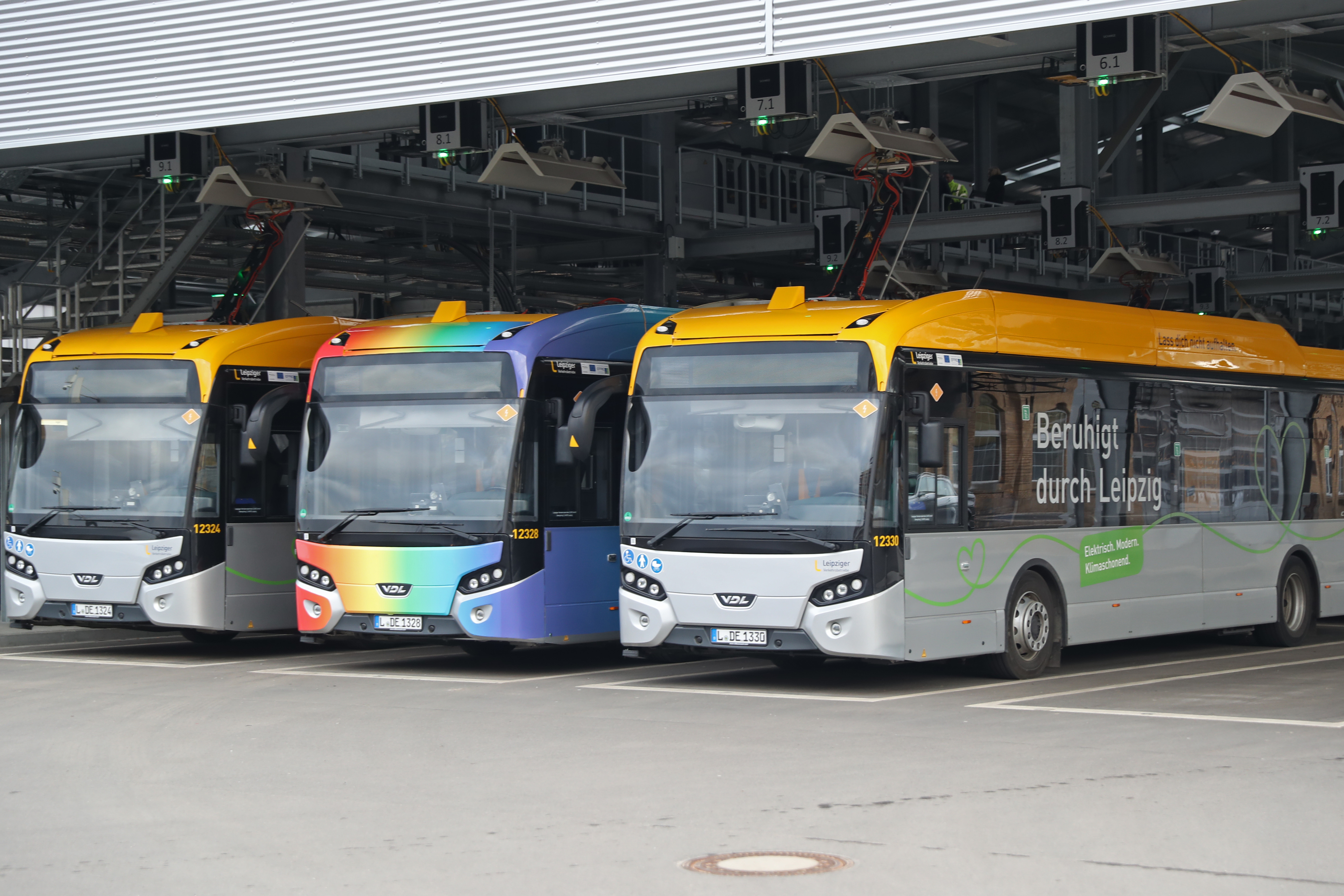 Elektro-Busse der Leipziger Verkehrsbetriebe (LVB) werden im Bushof Lindenau aufgeladen. Foto: Jan Kaefer