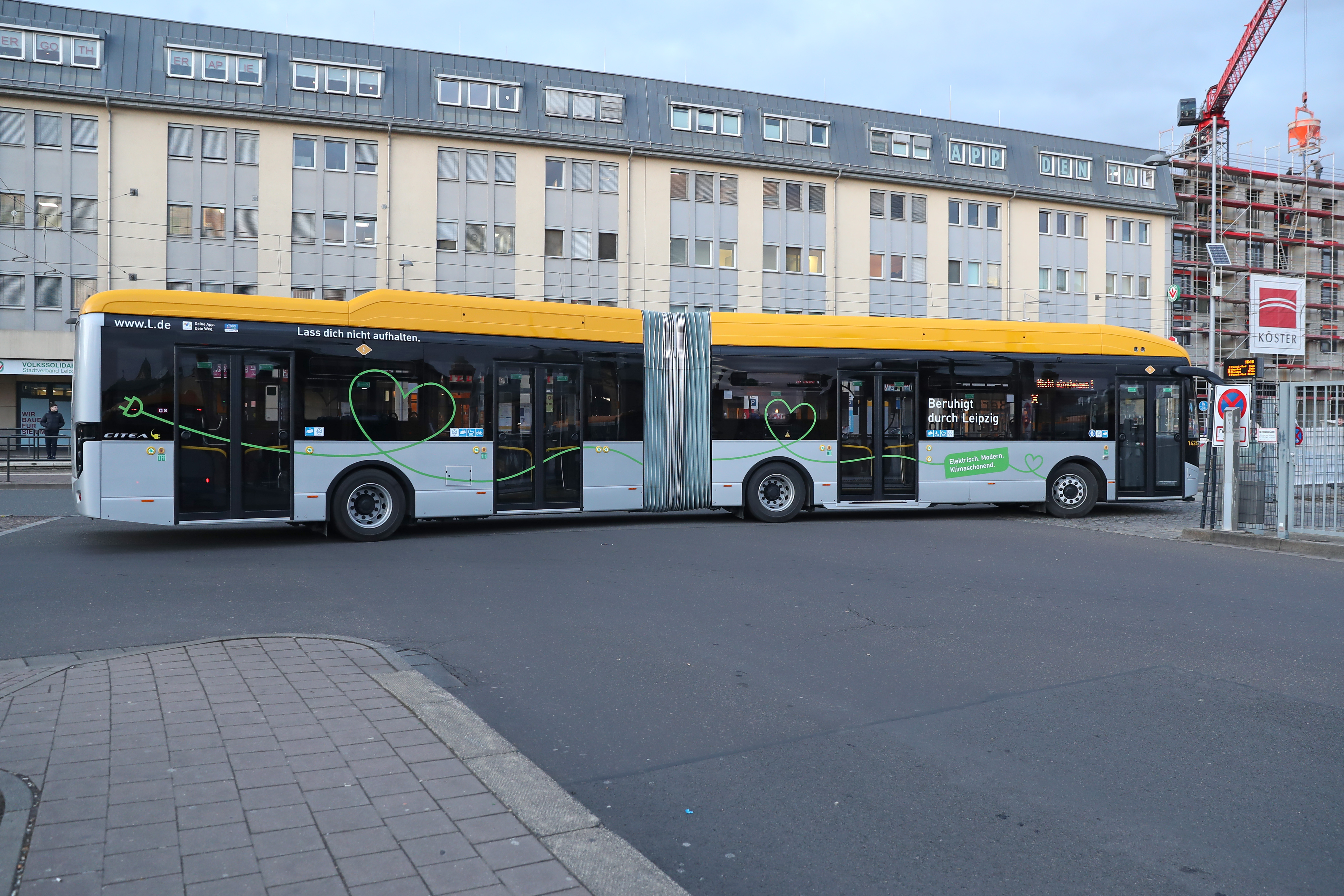 Ein neuer Elektro-Gelenkbus der Leipziger Verkehrsbetriebe (LVB) am Bushof Lindenau. Foto: Jan Kaefer