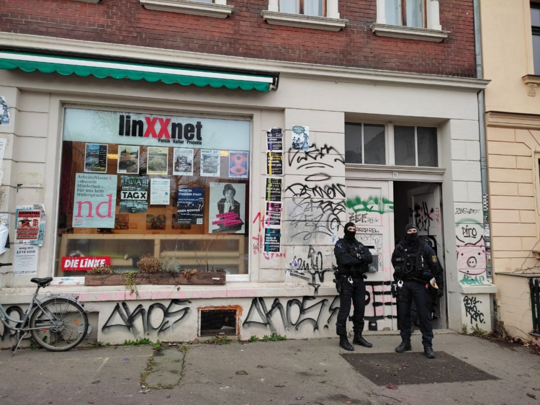 Das LinXXnet in Connewitz: am 12. Januar 2023 von Polizeibeamten umstellt. Foto: LZ