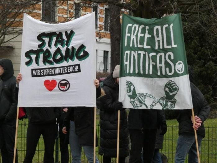 Soliaktion vor dem LinXXnet auf der gegenüberliegenden Straßenseite. Foto: LZ