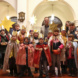 Die Sternsingergruppe der Gemeinde St. Gertrud Leipzig-Engelsdorf besucht das Neue Rathaus, am 06.01.23. Im Bild: Torsten Bonew (Bürgermeister und Beigeordneter für Finanzen) inmitten der Sternsingergruppe. Foto: Jan Kaefer