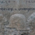 Die Inschrift "Unbesiegt und unvergessen" auf einem Stein