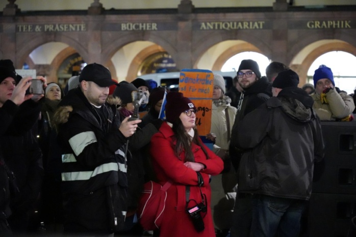 Zum Gegenprotest an den Bühnenrand gekommen die üblichen Montagsdenker, darunter AfD-Youtuber "Weichreite" und mindestens ein gewaltsuchender Ex-"Bewegung Leipzig"-Ordner. Foto: LZ