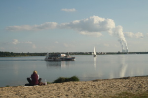 Blick auf den Cospudener See und das Kohlekraftwerk Lippendorf.