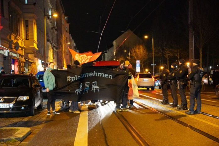 Die Zubringerdemo von "Leipizg nimmt Platz" ist noch auf dem Weg und trifft gerade am Marktplatz ein. Foto: LZ