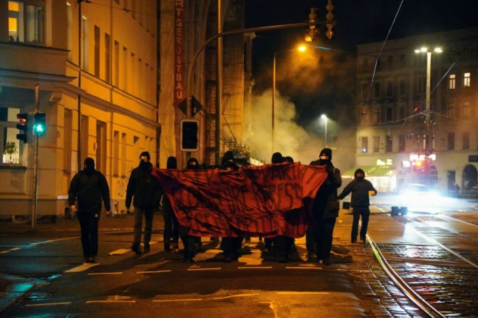 Demonstranten und Transparent.