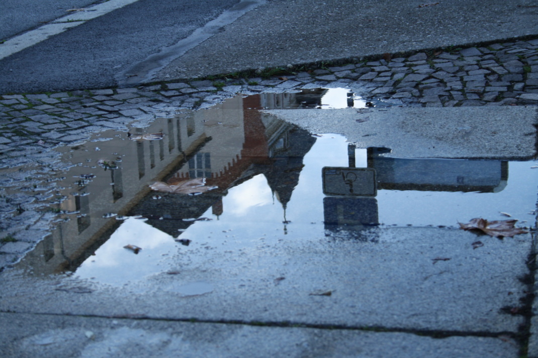 Bodenplatten und Wasserpfütze.