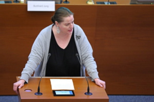 Ute Elisabeth Gabelmann am Rednerpult.