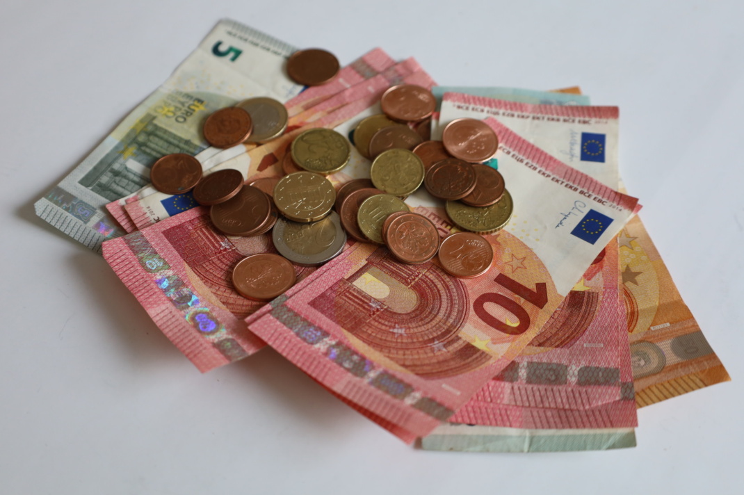 Geldscheine und -münzen in Euro.