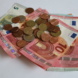 Geldscheine und -münzen in Euro.