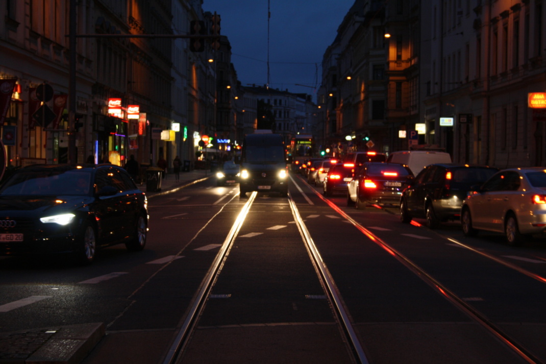 Autos auf der dunklen Jahnallee.