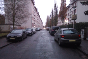 Gehwegparker in Plagwitz.