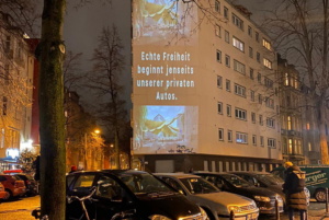Lichtprojektion auf Kölner Hausfassade.