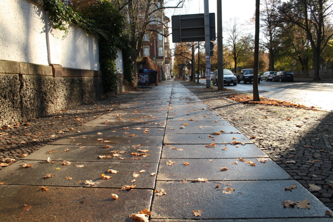 Gehweg im Sonnenlicht.