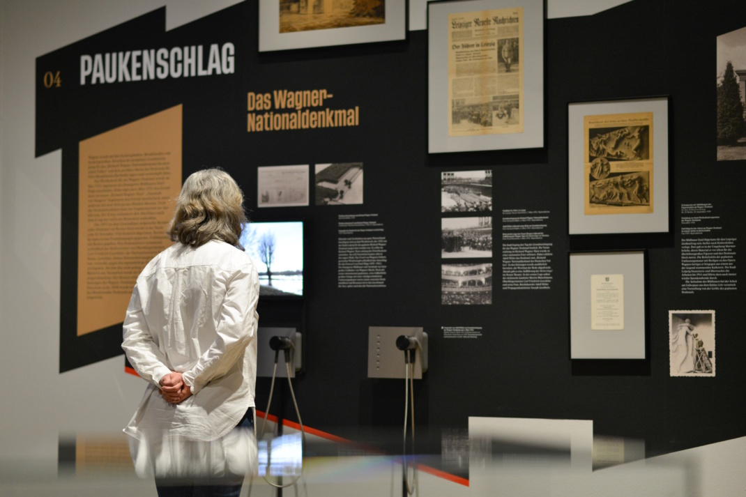 Besucherin vor Ausstellungstafel.
