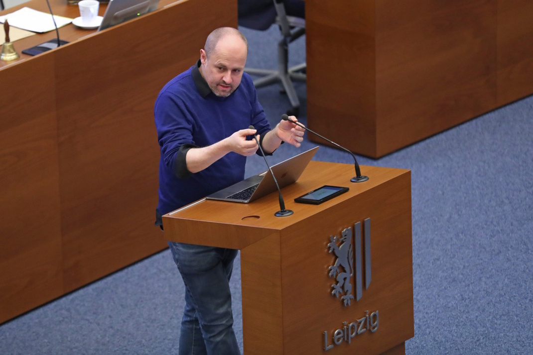 Tobias Peter am Rednerpult.