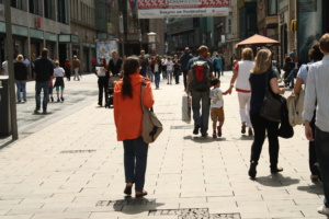 Fußgänger auf der sommerlichen Petersstraße.