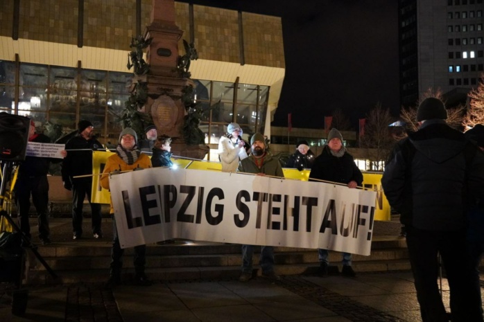 Personen am Abend bei einer KUndgebung vor dem Leipziger Gewandhaus