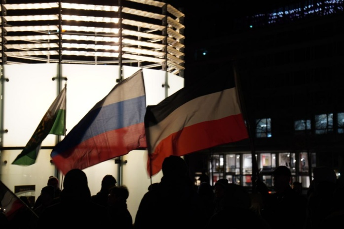 Eine Sachsen-Fahne, eine russische Fahne und eine Reichskriegsflagge