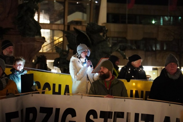 Eine Frau hält einen Redebeitrag vor dem Leipziger Gewandhaus
