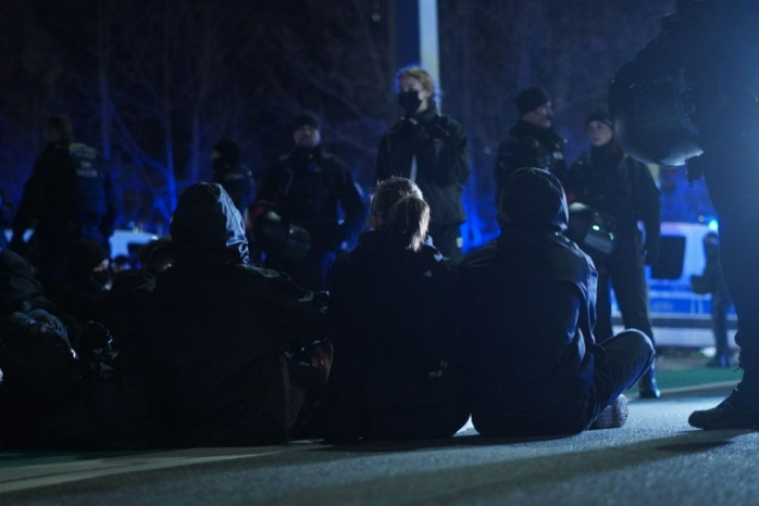 Gegenprotest mit Sitzblockaden am Wilhelm-Leuschner-Platz. Foto: LZ