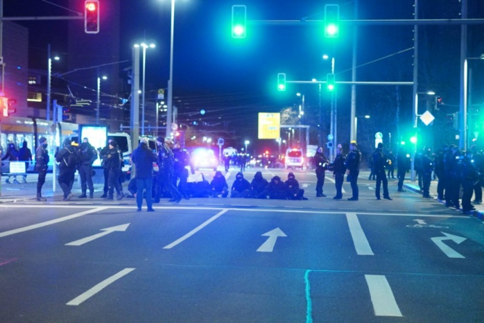 Gegenprotest mit Sitzblockaden am Wilhelm-Leuschner-Platz. Foto: LZ