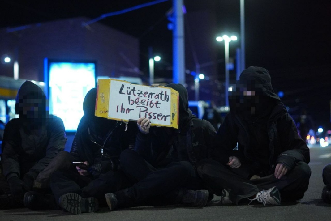 Sitzblockade mit Lützerath-Slogan.
