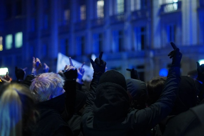 In die Luft gestreckte Mittelfinger auf einer Demo