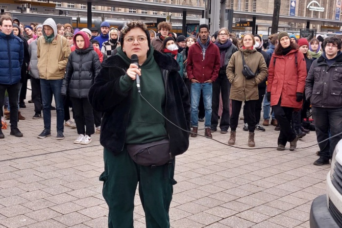 Pressesprecherin von „Ende Gelände“ auf der Solidaritäts-Demonstration für Lützerath in Leipzig, 14. Januar 2023. Foto: Sabine Eicker