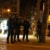 Vier behelmte Polizisten am Rande der Demonstration