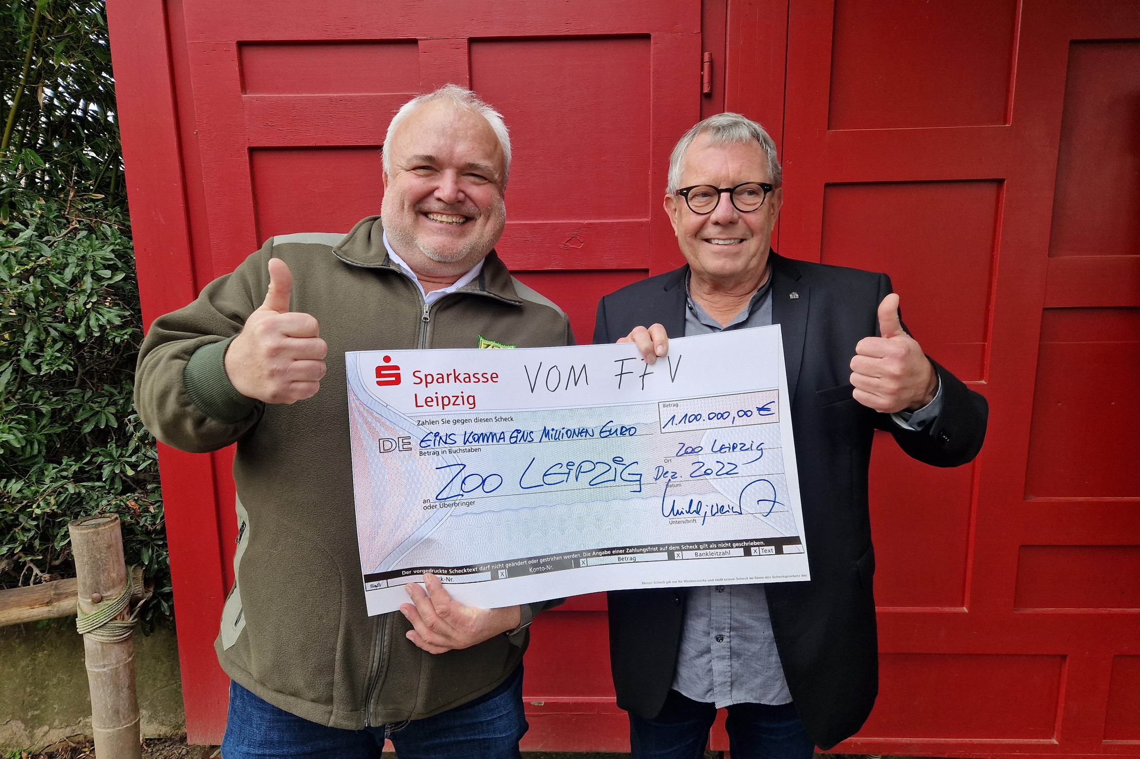 Über 1 Million Euro Spenden: Zoodirektor Jörg Junhold und Michael Weichert, Präsident des Freundes- und Fördervereins. Foto: Zoo Leipzig