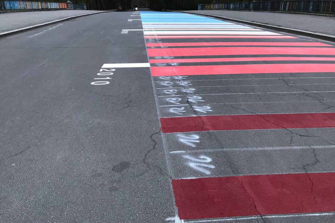 Blick auf die Warming Stripes auf der Sachsenbrücke.