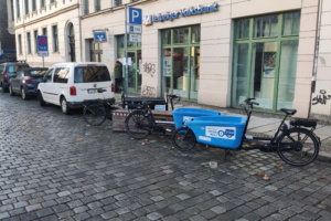 Blick auf eine Lastenrad-Ausleihstation.