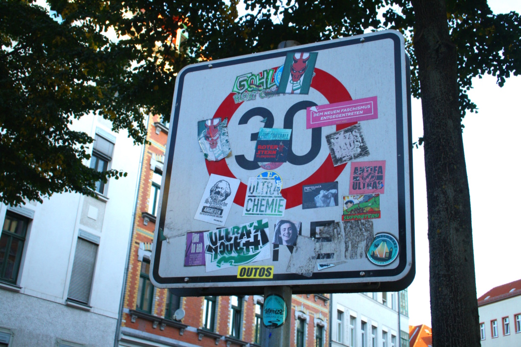 Zugeklebtes Verkehrsschild.