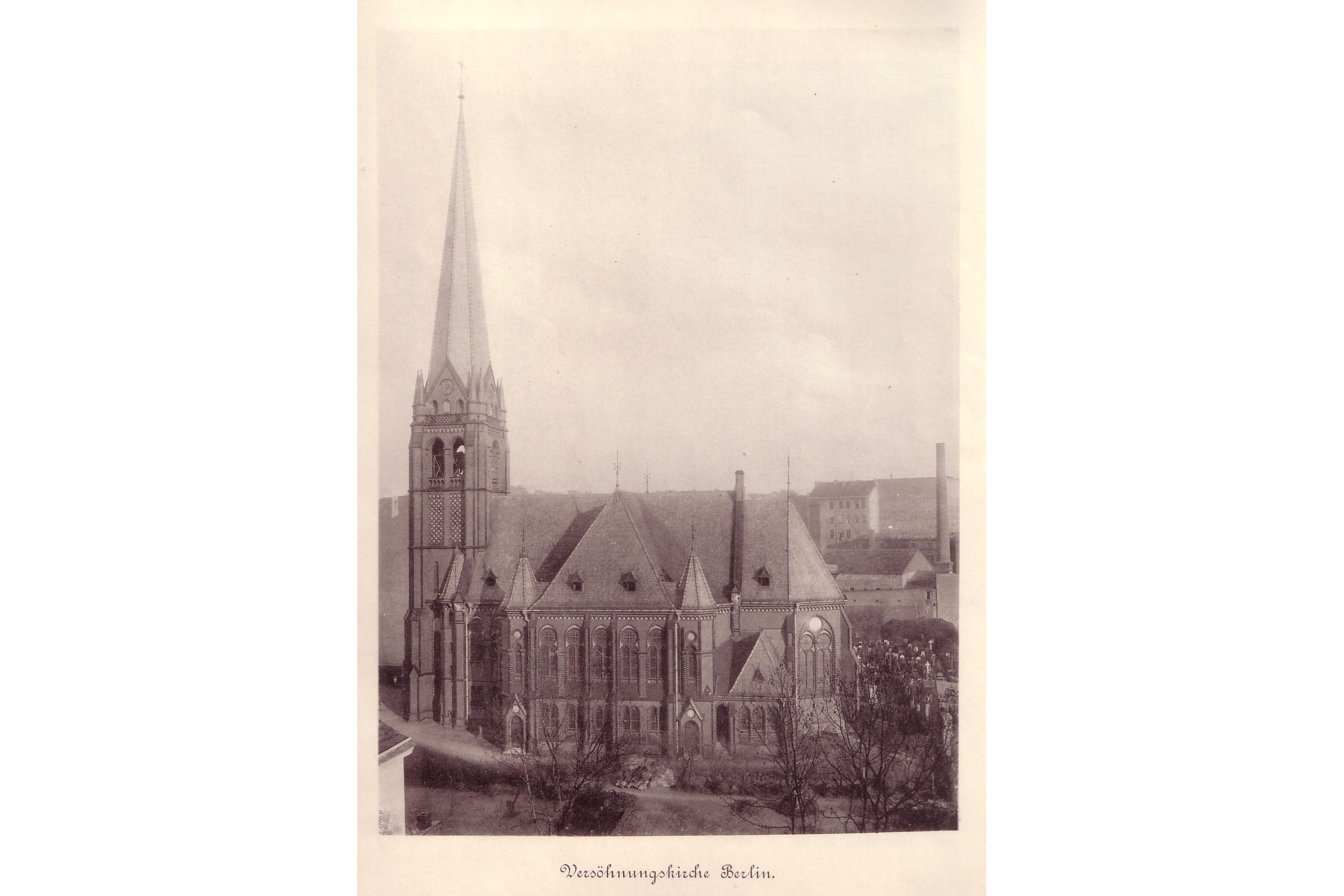 Die Kirchen-Ansicht vor 1899. Foto gemeinfrei, https://commons.wikimedia.org/wiki/File:Vers%C3%B6hnungskirche_Berlin_1899.jpg