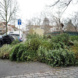 Ein Haufen Weihnachtsbäume am Limburger Steg (Entenbrücke) an der Grenze zwischen Plagwitz und Schleußig im Leipziger Westen, daneben Altglascontainer