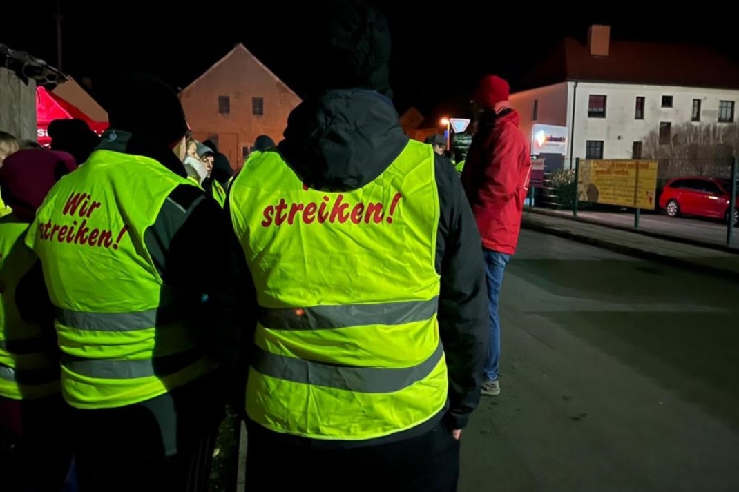 Zwei Streikende mit Streikwesten