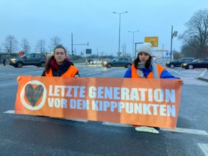 Die Blockade der "Letzten Generation" am 6.02.2023 auf der Maximilian-Allee in Leipzig. Foto: LZ