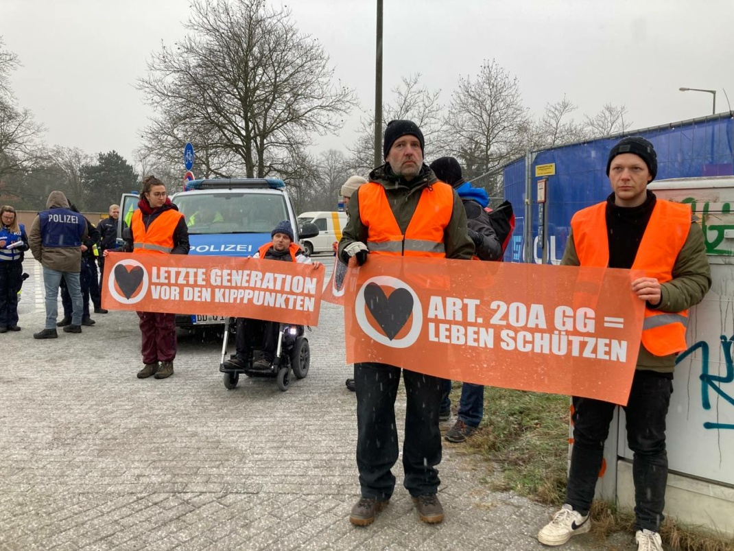 Für etwas über eine Stunde heute wieder auf der Straße: die „Letzte Generation“ in Leipzig. Foto: LZ