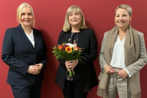Die Geschäftsführerinnen Dr. Iris Minde (links) und Claudia Pfefferle (rechts) wünschen Birgit Schienbein (Mitte) viel Erfolg bei Ihrer neuen Aufgabe. © Klinikum St. Georg