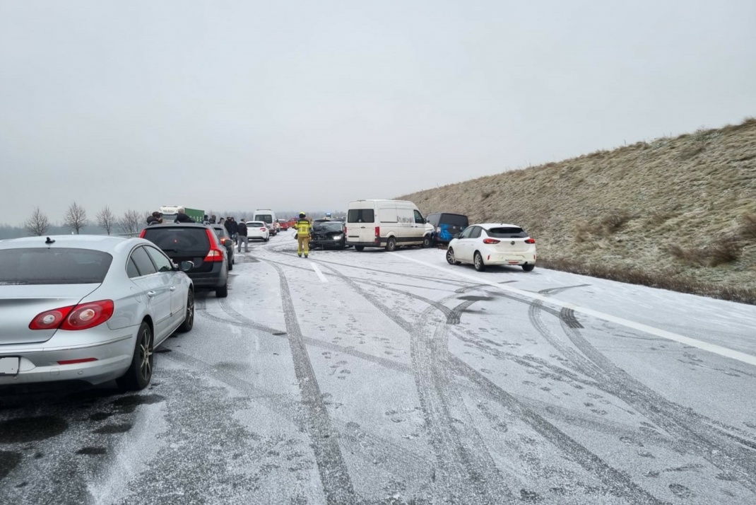 Unfallfahrzeuge auf schneebedeckter Straße
