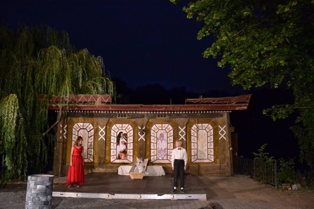 Szene auf der Bühne mit zwei Jugendlichen