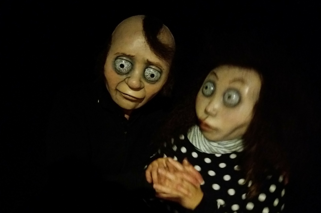 Zwei Puppen aus dem Stück