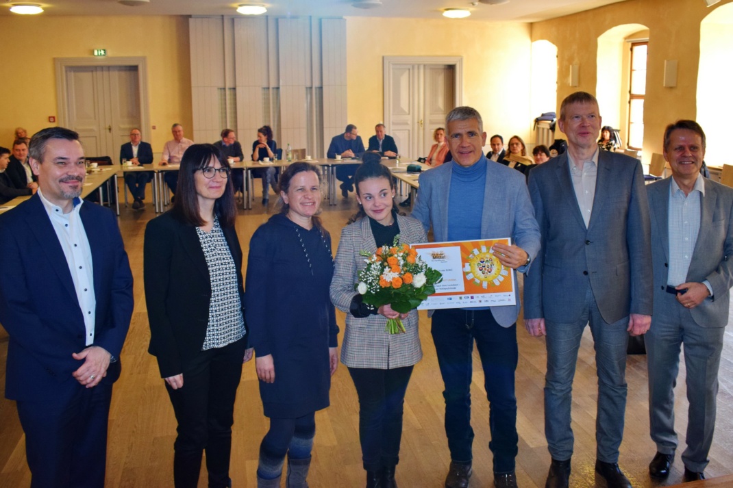 Scheckübergabe für Hobbyschmiede: v.l.n.r.: Hr. Junghans, Fr. Steger, Fr. Schötter, Fr. Schaarschmidt, Hr. Berger, Hr. Engelmann-Merkel, Hr. Dr. Donath © Stadt Grimma