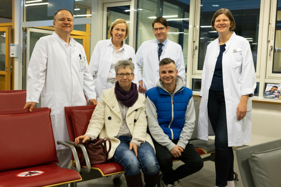 Marcel Arnold (sitzend rechts) und seine Mutter Ina (sitzend links) mit den vier hauptsächlich an der Nieren-Lebendspende beteiligten Ärzt/-innen des UKL (v.l.n.r.): Prof. Prof. Jens-Uwe Stolzenburg, Direktor der UKL-Urologie, Dr. Antje Weimann und Prof. Daniel Seehofer vom Transplantationszentrum des UKL sowie die Nierenexpertin Dr. Anette Bachmann. Foto: UKL/Stefan Straube