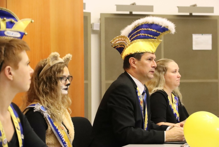 Karnevals-Präsident Steffen Hoffmann (mitte) sieht kaum Unterstützung seitens der Stadt Leipzig in Krisenzeiten für den Rosensonntagsumzug. Foto: LZ