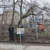 Personen vor einem Zaun am Leipziger Wilhelm-Leuschner-Platz mit Protestschild