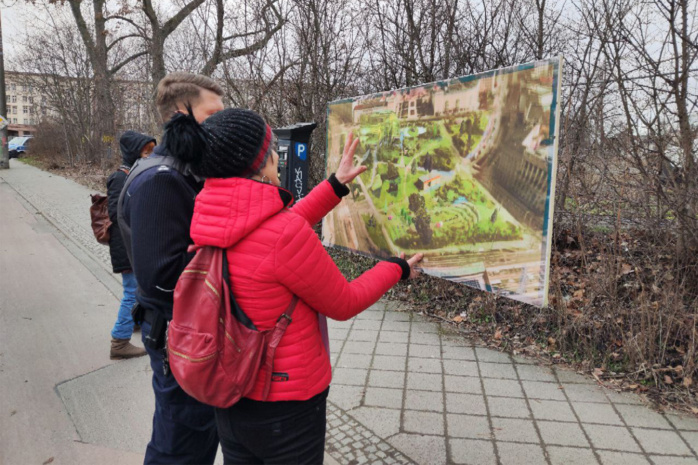 Personen halten einen Plan zur Stadtplanung