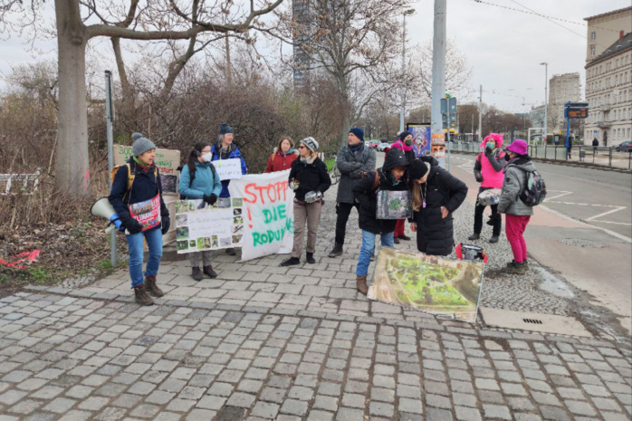 Gruppe von Personen mit Protestschildern