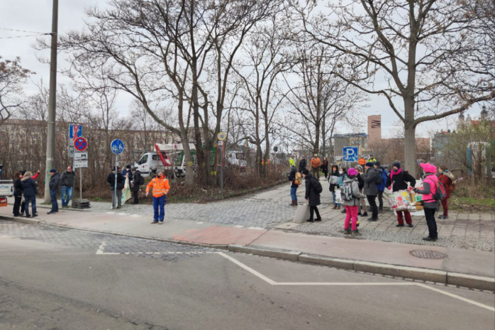 Gruppe von Personen mit Protestschildern